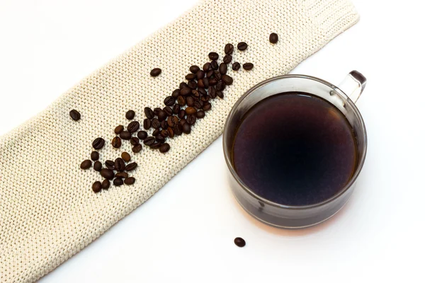 Kaffeebohnen und Kaffeetasse isoliert auf weißem Hintergrund — Stockfoto