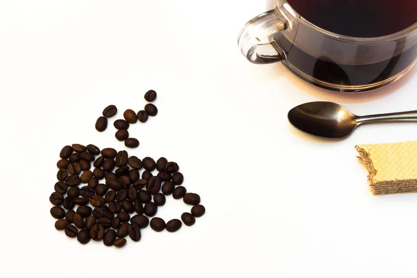 Tasse schwarzen Kaffee mit gerösteten Bohnen — Stockfoto