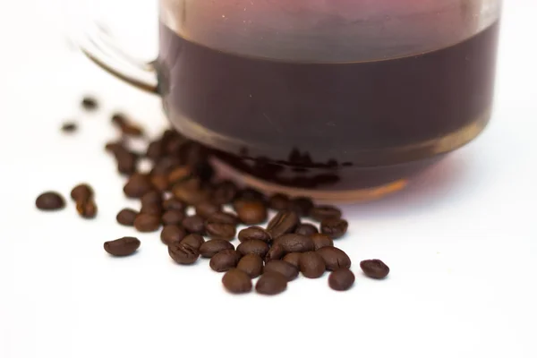 Geröstete Kaffeebohnen mit Tasse — Stockfoto
