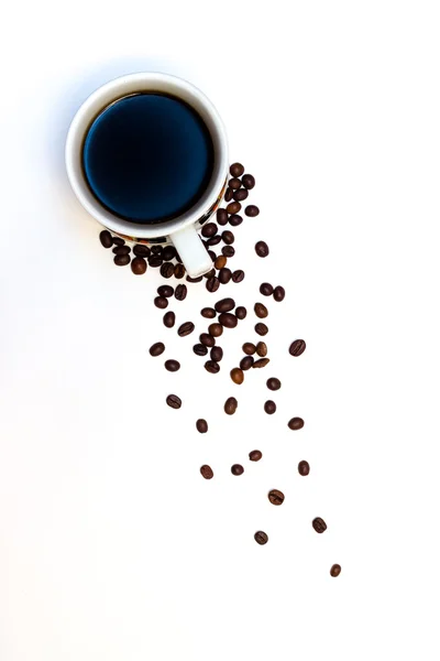 Geröstete Kaffeebohnen mit Tasse von oben — Stockfoto