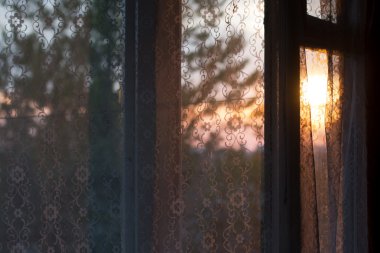 sabah güneş ışığı ile perde