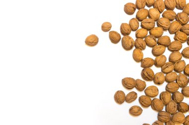 Beyaz arka planda cevizler