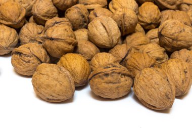 Beyaz arka planda cevizler