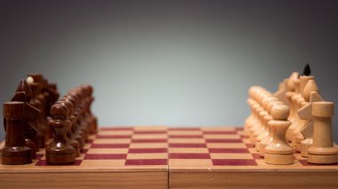 ahşap satranç tahtası ve siyah bir arka plan üzerinde adet