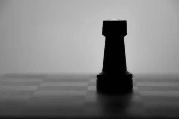 Dřevěná šachovnice a šachové kus černá silueta — Stock fotografie