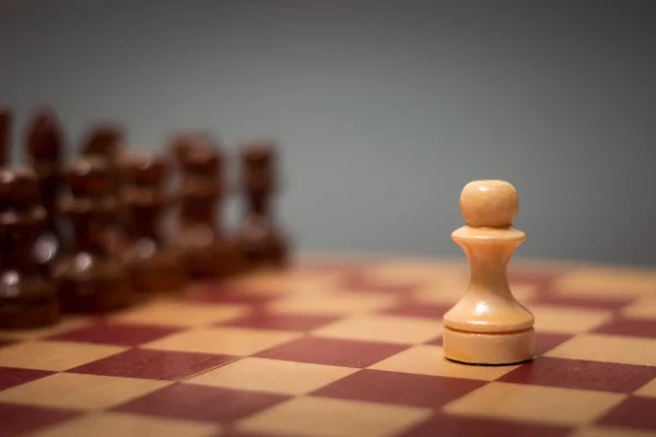 Дерев'яна шахова дошка і фігури на чорному тлі — стокове фото