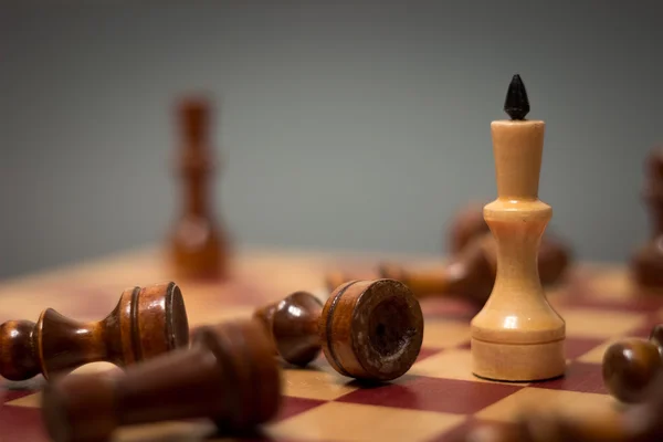 Schackbräde och schackpjäser spridda i styrelsen, på vit bakgrund — Stockfoto