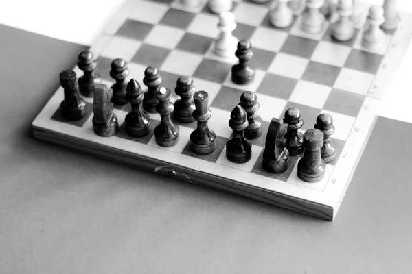 Černá & bílé šachovnice s postavami na černém pozadí bílé — Stock fotografie