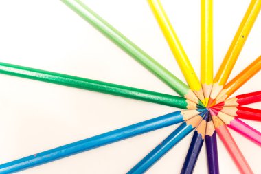 Beyaz arkaplanda renkli kalemler