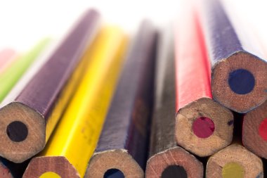 Beyaz arkaplanda renkli kalemler