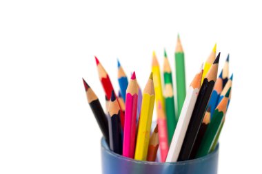 Beyaz arkaplanda renkli kalemler