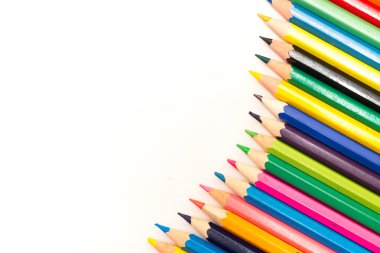 Beyaz arkaplanda renkli kalemler