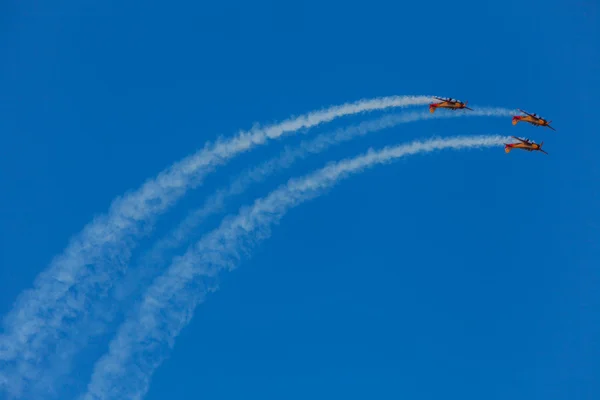 ZHUKOVSKY, REGIÓN DE MOSCÚ, RUSIA - 29 DE AGOSTO DE 2015: Equipo acrobático 1Polet en WorldWide AirShow MAKS-2015 en Zhukovsky, región de Moscú, Rusia . —  Fotos de Stock