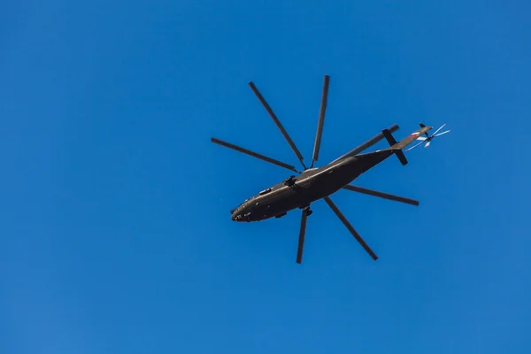 ZHUKOVSKY, MOSCOW REGION, RUSSIA - AUGUST 29, 2015: Helicopter Halo Mil Mi-26T2 at WorldWide AirShow MAKS-2015 in Zhukovsky, Moscow region, Russia. — Stock Photo, Image