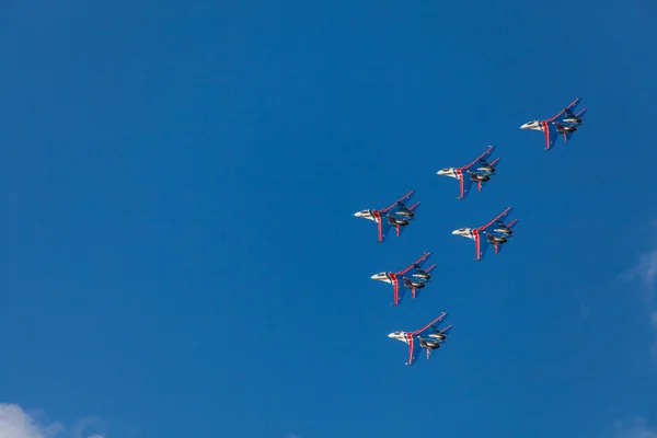 ZHUKOVSKY, REGIONE MOSCA, RUSSIA - 29 AGOSTO 2015: Cavalieri russi del Team Aerobatico al WorldWide AirShow MAKS-2015 a Zhukovsky, regione di Mosca, Russia . — Foto Stock