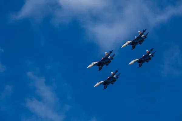 ZHUKOVSKY, REGIONE MOSCA, RUSSIA - 29 AGOSTO 2015: Cavalieri russi del Team Aerobatico al WorldWide AirShow MAKS-2015 a Zhukovsky, regione di Mosca, Russia . — Foto Stock