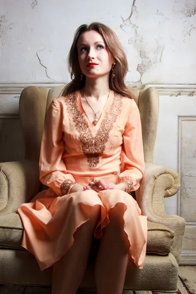 Sandalyede oturan bir güzel kız Retro, vintage portresi