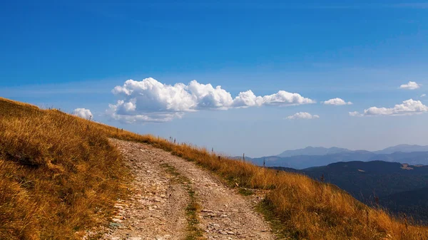 Karadağ. Sonbahar dağlarda. Bulutlar giden yol