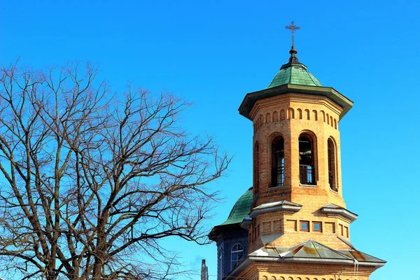 Starověká Zvonice Kostela Kostelní Věž Červené Cihly Modrém Pozadí Oblohy — Stock fotografie