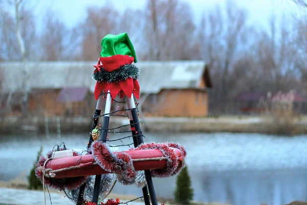 Kürekten yapılmış Noel ağacı (kürek) ve bir can simidi. Turistler, sporcular ve cankurtaranların yeni yılı kutlamaları..