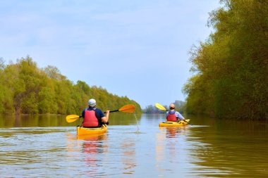 Baharda Tuna Nehri 'nde iki sarı kano. Issız bölgelerde kano yapmak..