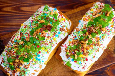 Paskalya tatlı ekmeği Ortodoks Kulich, Paska. Beyaz krema ve şeker parçacıklarıyla süslenmiş iki dikdörtgen pasta.