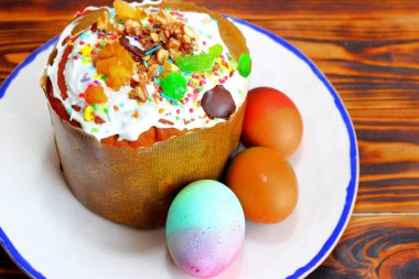 Paskalya Pastası ya da geleneksel Kulich, Paska, boyalı yumurtalı ekmek