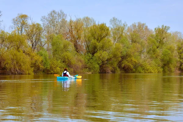 Achteraanzicht Van Vrouw Paddle Blauwe Kajak Donau Tegen Achtergrond Van — Stockfoto