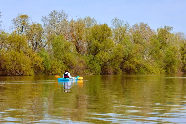 Bakifrån Kvinna Paddla Blå Kajak Donau Mot Bakgrund Ljusgrön Våren — Stockfoto