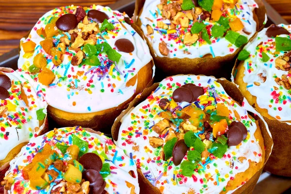 Rus ve Ukrayna Geleneksel Kulich (Paska, Paskalya Ekmeği) seti. Geleneksel Rus Ortodoks Paskalyasının sembolü. Ev yapımı aile pastaları. Kapat.