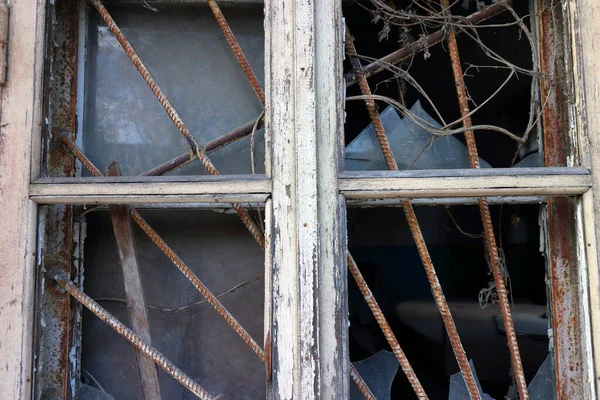 Vieille Fenêtre Bois Avec Treillis Verre Cassé — Photo