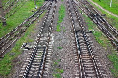 Demiryolu, rayların üstündeki en üst manzara. Sıradan demirlerle paralel çelik raylar. Soyut geometrik görünüm.