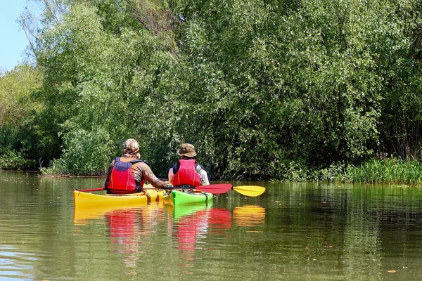 Adam Tuna Nehri 'nde kayak yapıyor.