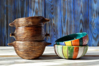 Kırsal ahşap masadaki boş el yapımı seramik kaseler.