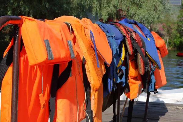 Çitte asılı turuncu can yeleği