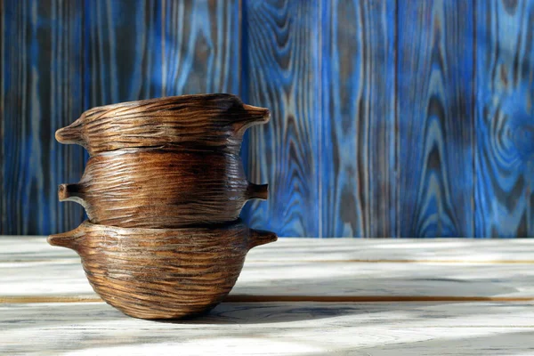 Kırsal ahşap masadaki el yapımı seramik kaseler. Üç boş seramik kase