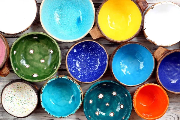 Вид Сверху Много Различных Ярких Разноцветных Керамических Миски Чашки Ручной Стоковое Изображение