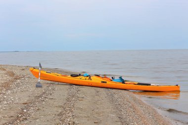 Karadeniz sahilinde sarı kanolar. Su turizmi kavramı
