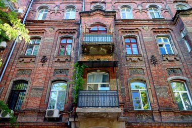 Gotik tarzı ve Rönesans dönemindeki kırmızı tuğladan yapılmış eski güzel bina..
