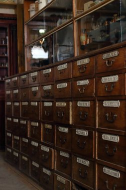 Çok eski bir eczane dolabının yakın çekimi. Müze ziyaretlere açık. Fotoğraf çekilebiliyor.