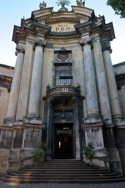 Eski bir taş barok katedrali. Bakır kubbesi ve alçı kaplaması var. Lviv City, Ukrayna 'daki Dominik Katedrali cephesi
