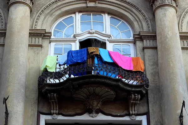 Balkonda bir sürü renkli havlu asılı duruyor. Lviv, Ukrayna 'daki eski mimari. Dışarıdaki çamaşırları, asılı havluları.