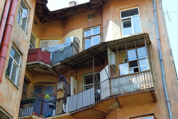 Casa Tradicional Con Ventanas Viejas Secado Ropa Tendedero Antiguo Patio Imágenes de stock libres de derechos