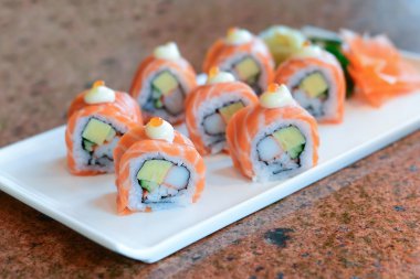 Beyaz tabakta lezzetli suşi rulo