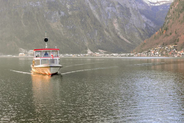 Ferry en Hallstatt Lake con el fondo de la aldea Hallstat, Salzka — Foto de Stock