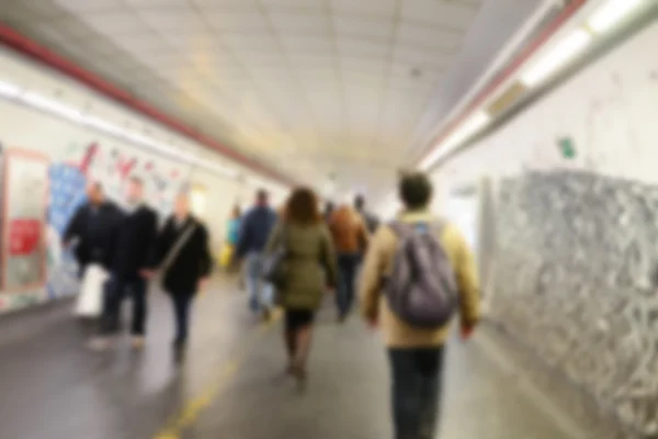 Resumen borroso de personas caminando en la estación de metro en Roma — Foto de Stock
