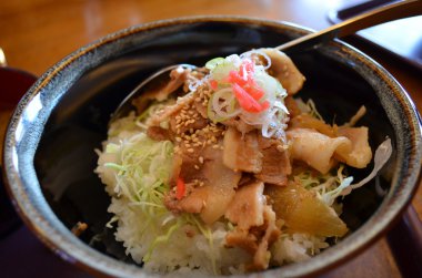 Japon domuz eti pilav ile