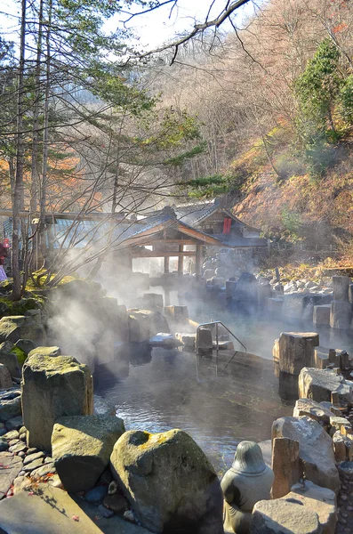 Fonte termal natural ao ar livre, Onsen no japão no outono — Fotografia de Stock