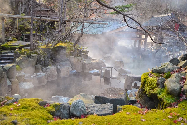 Přírodní horký pramen v přírodě na podzim, Onsen v Japonsku — Stock fotografie