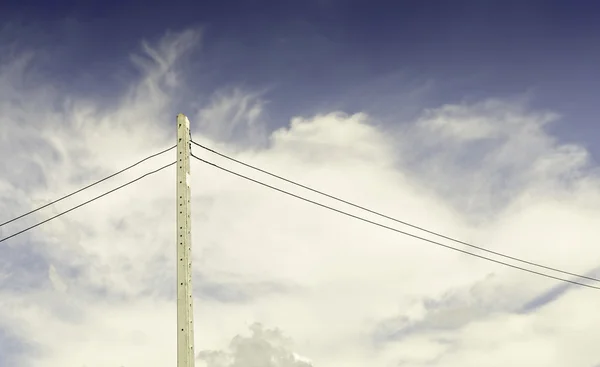 Hormigón poste de electricidad en el fondo del cielo azul . —  Fotos de Stock